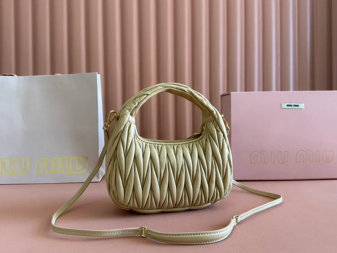 p1560💋💋💋【Premium hardware original leather】Wander Matelasse sheep leather Hobo handbag/crossbody bag ~ Wander handbag has become one of the classic accessories. This mini handbag is made of Matalasse sheep leather, using exquisite craftsmanship to create a three-dimensional effect, showing exquisite elegance. Presenting the Hobo bag style, blending retro style and modern elegance, it has become a new synonym for modern femininity. ～Golden hardware ～Zip closure ～Metal lettering logo on the front ～Cotton satin lining Size: W23×H13×D7cm Number: _5BC125