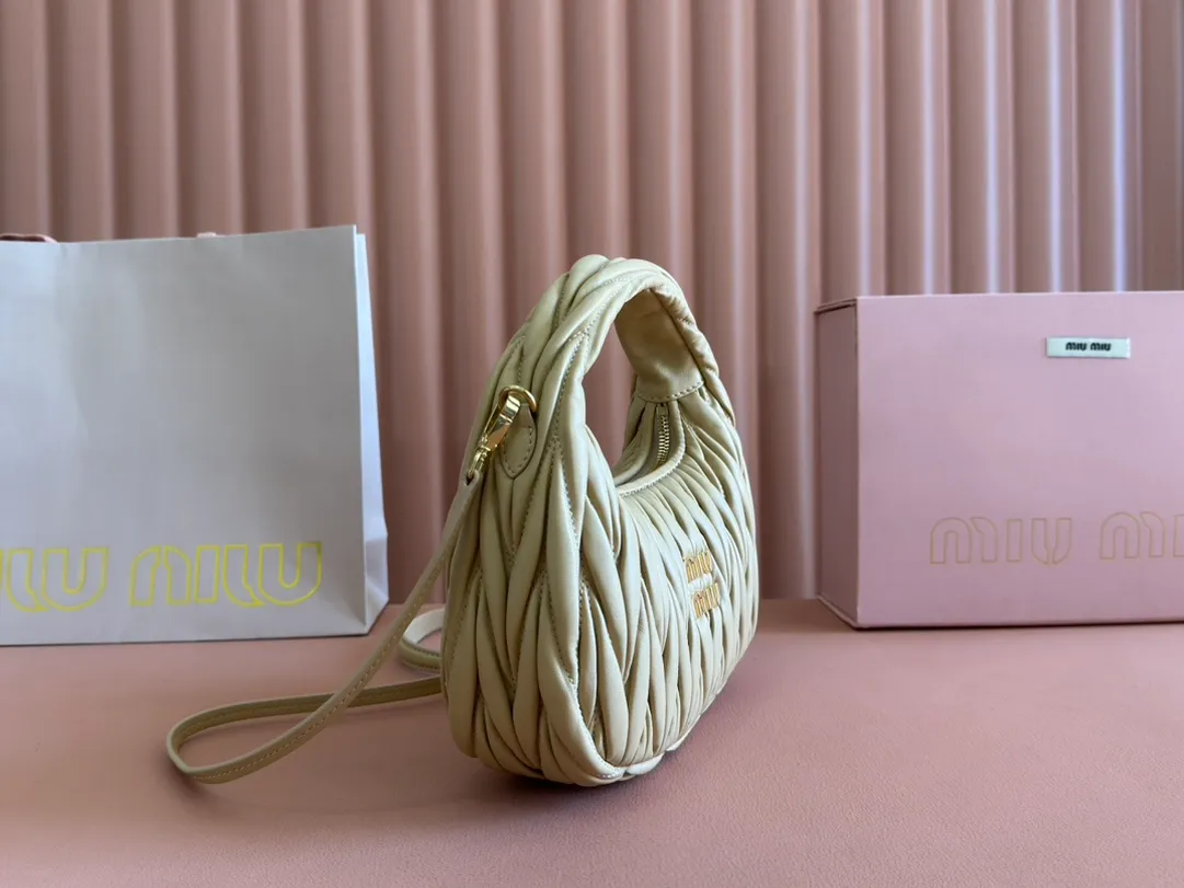 p1560💋💋💋【Premium hardware original leather】Wander Matelasse sheep leather Hobo handbag/crossbody bag ~ Wander handbag has become one of the classic accessories. This mini handbag is made of Matalasse sheep leather, using exquisite craftsmanship to create a three-dimensional effect, showing exquisite elegance. Presenting the Hobo bag style, blending retro style and modern elegance, it has become a new synonym for modern femininity. ～Golden hardware ～Zip closure ～Metal lettering logo on the front ～Cotton satin lining Size: W23×H13×D7cm Number: _5BC125