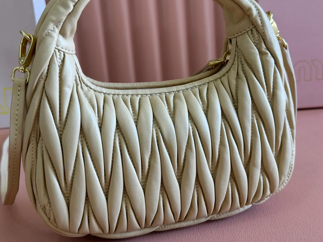 p1560💋💋💋【Premium hardware original leather】Wander Matelasse sheep leather Hobo handbag/crossbody bag ~ Wander handbag has become one of the classic accessories. This mini handbag is made of Matalasse sheep leather, using exquisite craftsmanship to create a three-dimensional effect, showing exquisite elegance. Presenting the Hobo bag style, blending retro style and modern elegance, it has become a new synonym for modern femininity. ～Golden hardware ～Zip closure ～Metal lettering logo on the front ～Cotton satin lining Size: W23×H13×D7cm Number: _5BC125