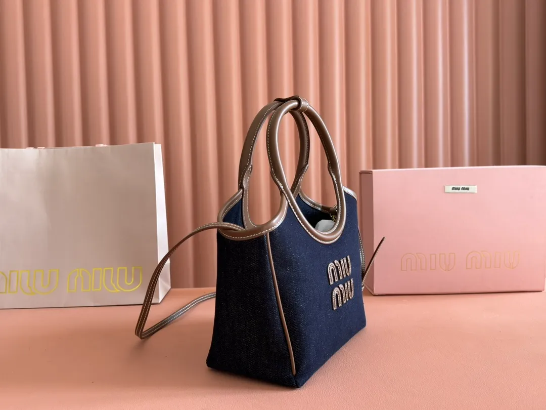 p1360. 💋💋💋【Full set of packaging at the counter】Miu's new product Isetan limited edition tote bag, promoted by the official website, absolutely popular this year🔥 style, top imported calfskin, the leather surface is delicate, smooth and soft, the superior leather texture is high-end, the bag body is soft but not collapsed, small size The design is more refined, and the temperament is casual and lazy. It will turn heads every day when you carry it on the street. It has hand-stitched leather logo, brand new linen lining, two zippered pockets, long adjustable leather shoulder strap, model 5BA288, size 22X 14X11Cm.