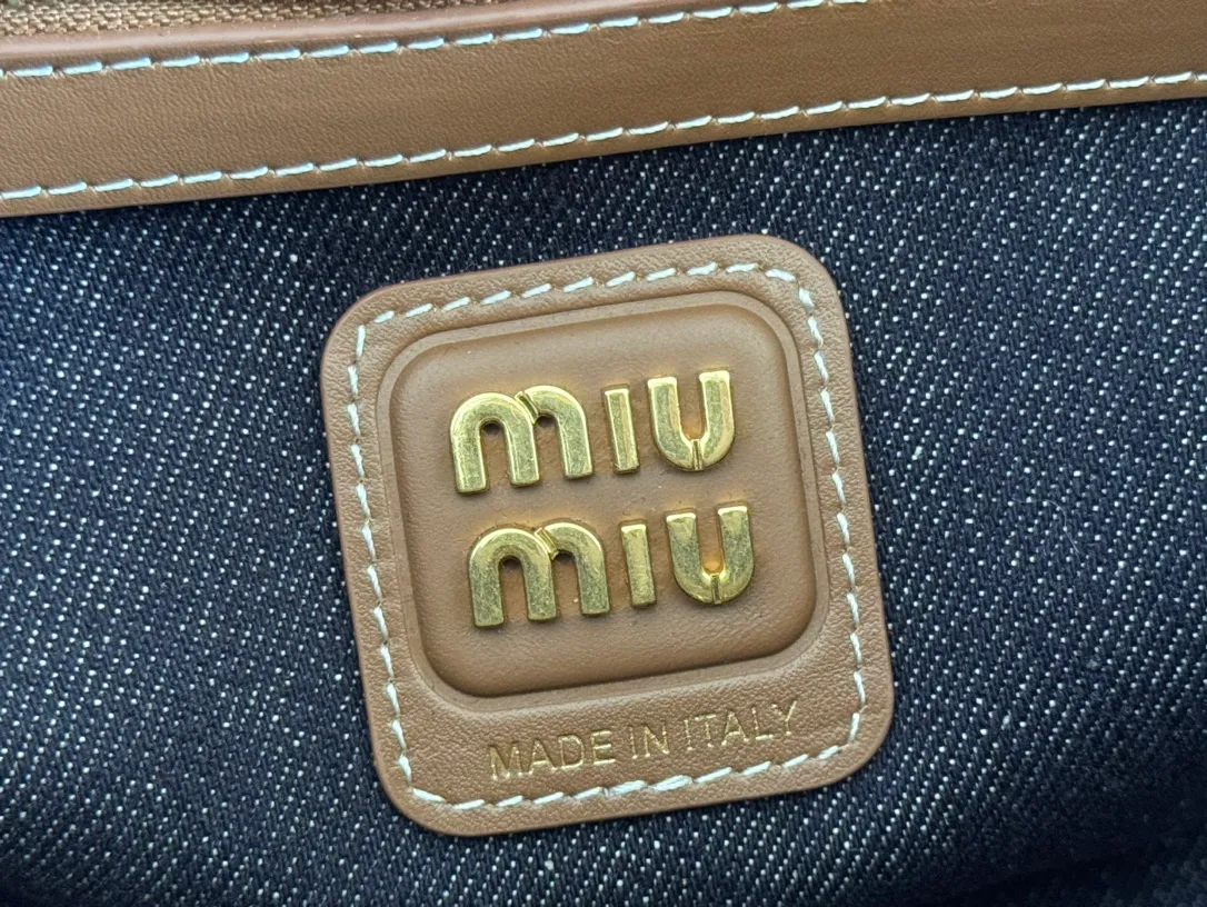 p1360. 💋💋💋【Full set of packaging at the counter】Miu's new product Isetan limited edition tote bag, promoted by the official website, absolutely popular this year🔥 style, top imported calfskin, the leather surface is delicate, smooth and soft, the superior leather texture is high-end, the bag body is soft but not collapsed, small size The design is more refined, and the temperament is casual and lazy. It will turn heads every day when you carry it on the street. It has hand-stitched leather logo, brand new linen lining, two zippered pockets, long adjustable leather shoulder strap, model 5BA288, size 22X 14X11Cm.