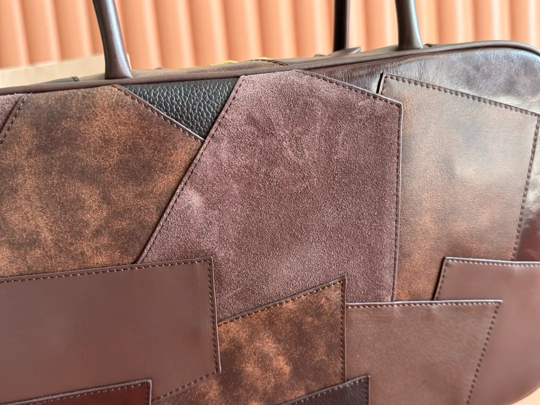 p2000. 💋💋💋【Full set of packaging at the counter】M's new briefcase is made of top-grade imported calfskin, heavily handmade, and spliced with multiple leathers. This bag is very cool, with a refined multi-functional design that combines elements of men's and women's clothing. It has added long leather shoulder straps for greater practicality and more diversified shapes. It is casual and lazy, natural and free, full of personality, has a large capacity and is lightweight. It is simple but not simple. Almost every major fashionista has one. Model: 5BB117. Size: 34X23X11cm Color: Collage brown/original leather. Made in Italy