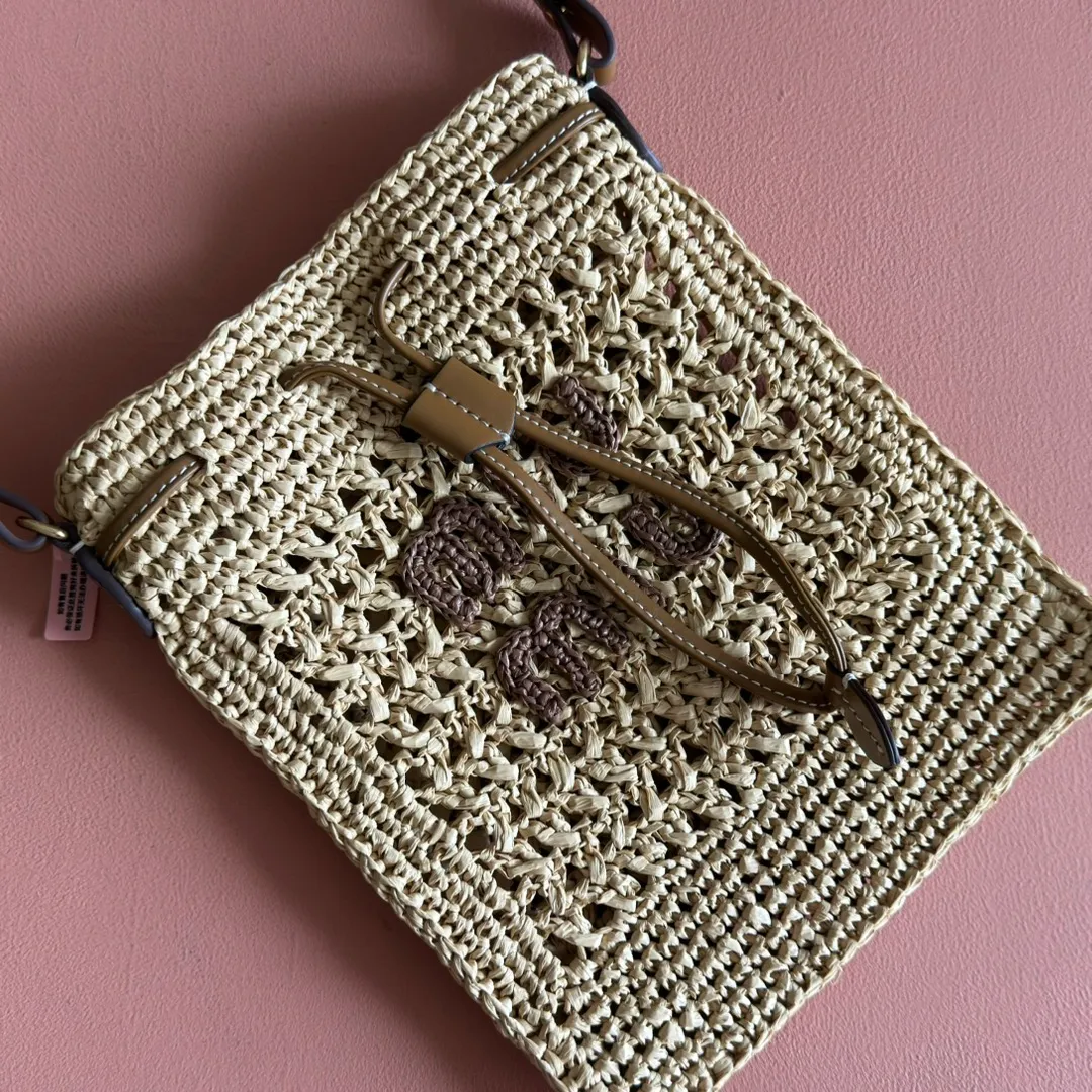 p1120💋💋💋【Full set of packaging at the counter】5ND016 new lucky bag woven bag, custom-made raffia imported from Japan, non-common PP grass on the market, the material is the same, the overall bag is small and exquisite, with leather shoulder strap for better practicality, it can be carried in the hand or under the armpit when going out in summer, size: 20 X 23 cm