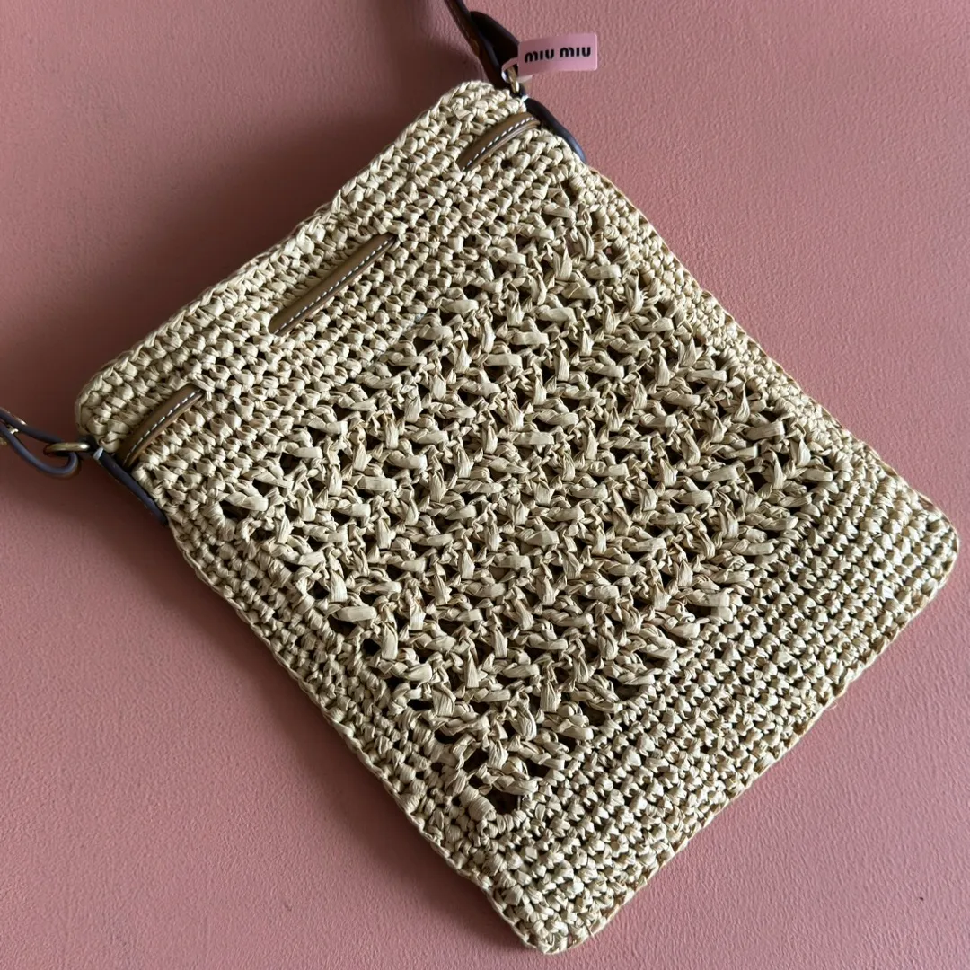 p1120💋💋💋【Full set of packaging at the counter】5ND016 new lucky bag woven bag, custom-made raffia imported from Japan, non-common PP grass on the market, the material is the same, the overall bag is small and exquisite, with leather shoulder strap for better practicality, it can be carried in the hand or under the armpit when going out in summer, size: 20 X 23 cm