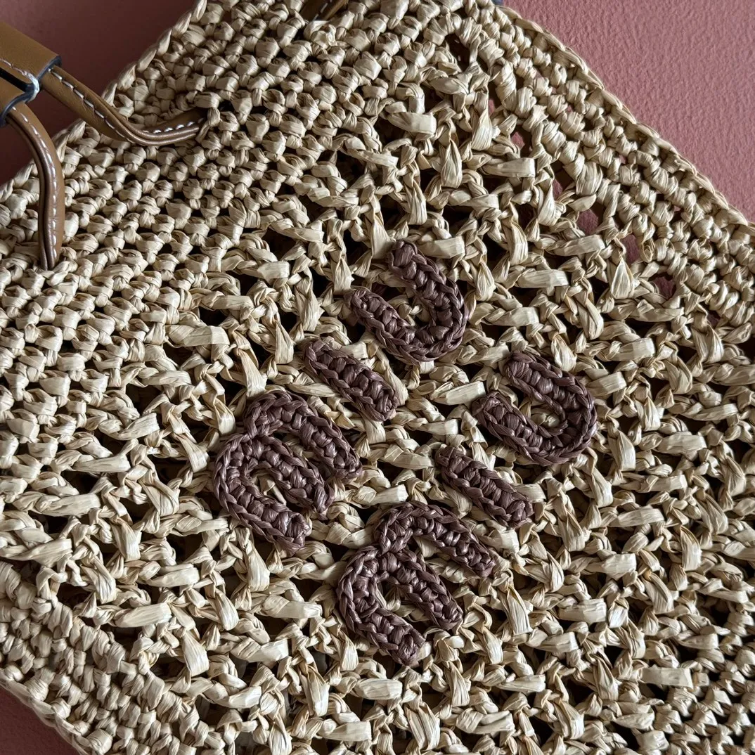 p1120💋💋💋【Full set of packaging at the counter】5ND016 new lucky bag woven bag, custom-made raffia imported from Japan, non-common PP grass on the market, the material is the same, the overall bag is small and exquisite, with leather shoulder strap for better practicality, it can be carried in the hand or under the armpit when going out in summer, size: 20 X 23 cm