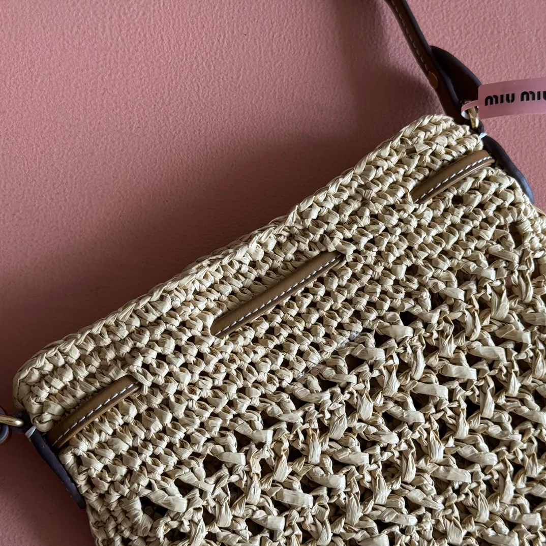 p1120💋💋💋【Full set of packaging at the counter】5ND016 new lucky bag woven bag, custom-made raffia imported from Japan, non-common PP grass on the market, the material is the same, the overall bag is small and exquisite, with leather shoulder strap for better practicality, it can be carried in the hand or under the armpit when going out in summer, size: 20 X 23 cm