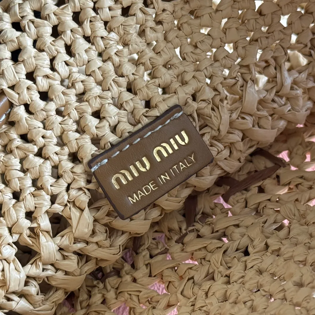 p1120💋💋💋【Full set of packaging at the counter】5ND016 new lucky bag woven bag, custom-made raffia imported from Japan, non-common PP grass on the market, the material is the same, the overall bag is small and exquisite, with leather shoulder strap for better practicality, it can be carried in the hand or under the armpit when going out in summer, size: 20 X 23 cm