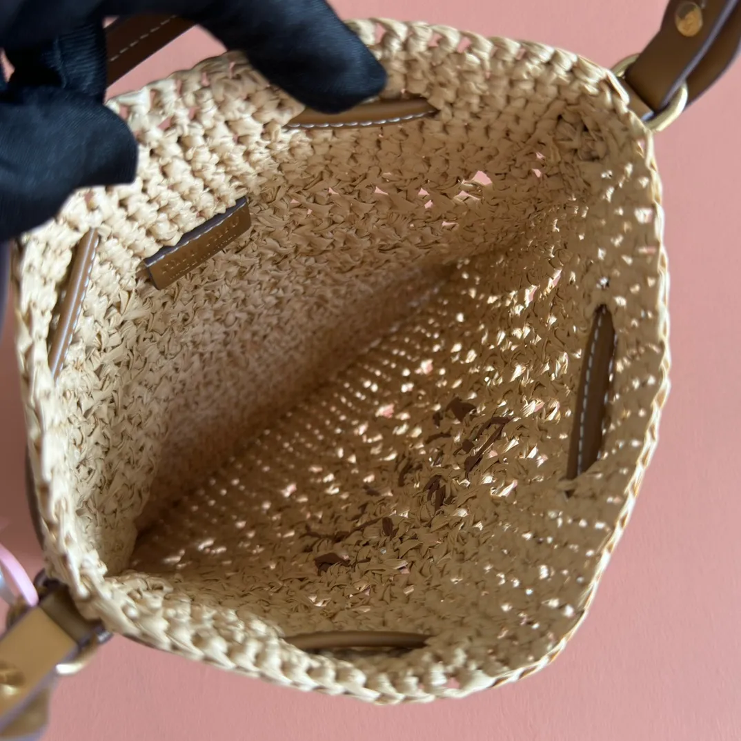 p1120💋💋💋【Full set of packaging at the counter】5ND016 new lucky bag woven bag, custom-made raffia imported from Japan, non-common PP grass on the market, the material is the same, the overall bag is small and exquisite, with leather shoulder strap for better practicality, it can be carried in the hand or under the armpit when going out in summer, size: 20 X 23 cm