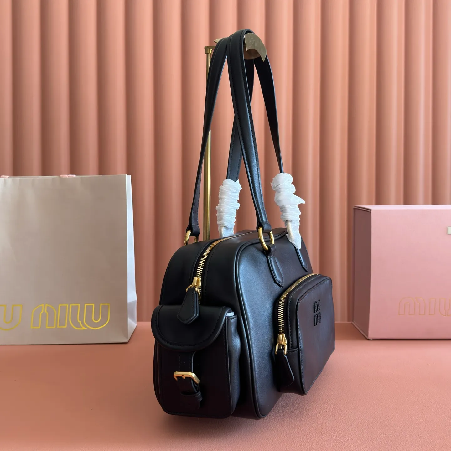 p2200💋💋💋【Full set of counter packaging】5BB179, Miu's new special style second-hand motorcycle bag, made with ultra-heavy craftsmanship, exquisite and soft distressed rubbed lambskin, showing a versatile retro style, multi-pocket elements and exquisite hardware accessories highlight texture and practicality, continuing Miu is eclectic, bold and innovative, with a lazy yet natural and free style. It has a distinctive personality and can handle various styles. It is an excellent choice for work, commuting and traveling. The capacity is quite light. Size: 32X19 X14 cm