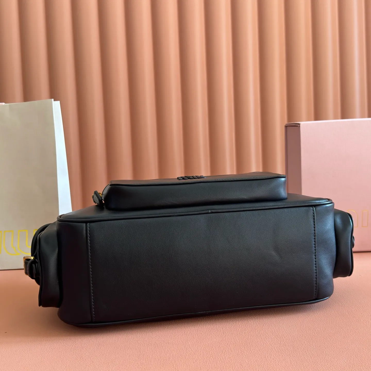 p2200💋💋💋【Full set of counter packaging】5BB179, Miu's new special style second-hand motorcycle bag, made with ultra-heavy craftsmanship, exquisite and soft distressed rubbed lambskin, showing a versatile retro style, multi-pocket elements and exquisite hardware accessories highlight texture and practicality, continuing Miu is eclectic, bold and innovative, with a lazy yet natural and free style. It has a distinctive personality and can handle various styles. It is an excellent choice for work, commuting and traveling. The capacity is quite light. Size: 32X19 X14 cm