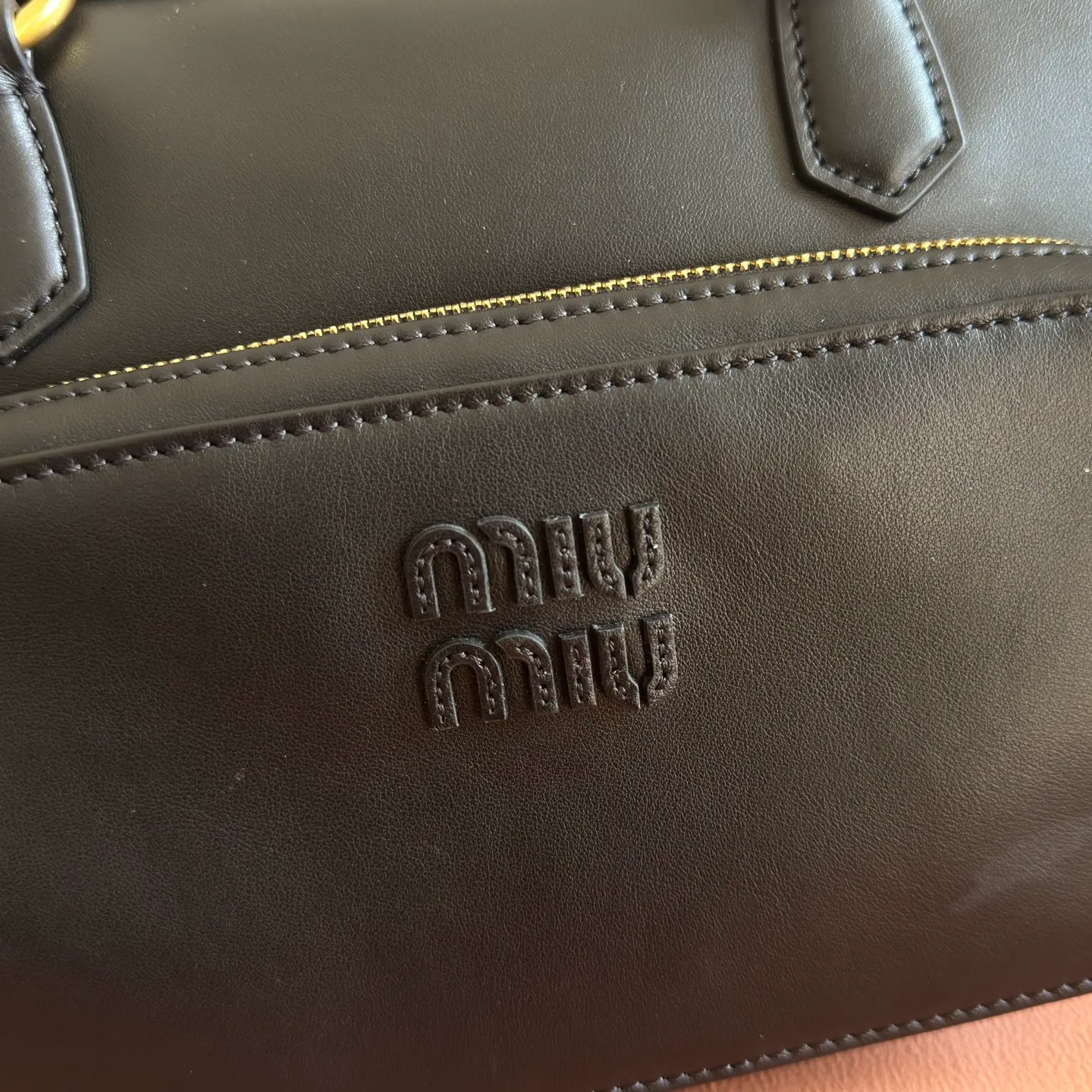p2200💋💋💋【Full set of counter packaging】5BB179, Miu's new special style second-hand motorcycle bag, made with ultra-heavy craftsmanship, exquisite and soft distressed rubbed lambskin, showing a versatile retro style, multi-pocket elements and exquisite hardware accessories highlight texture and practicality, continuing Miu is eclectic, bold and innovative, with a lazy yet natural and free style. It has a distinctive personality and can handle various styles. It is an excellent choice for work, commuting and traveling. The capacity is quite light. Size: 32X19 X14 cm