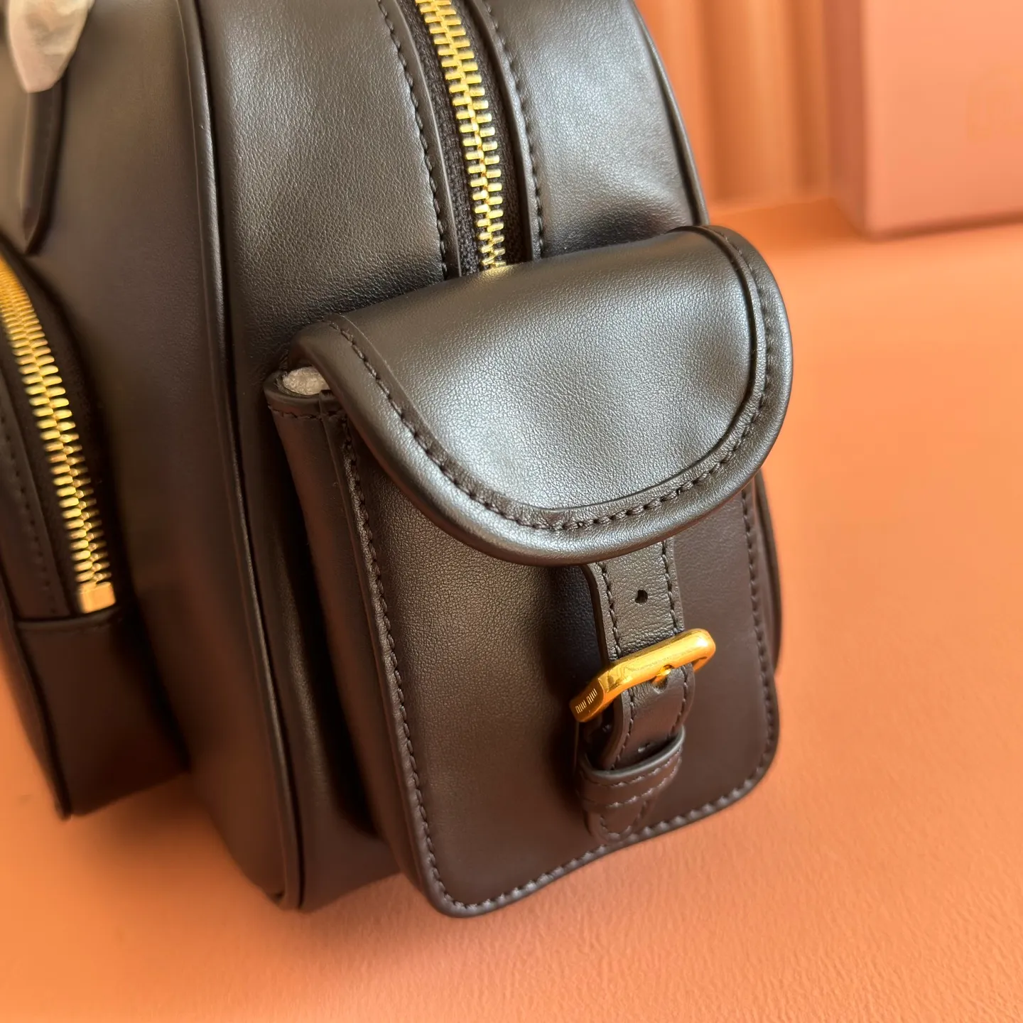 p2200💋💋💋【Full set of counter packaging】5BB179, Miu's new special style second-hand motorcycle bag, made with ultra-heavy craftsmanship, exquisite and soft distressed rubbed lambskin, showing a versatile retro style, multi-pocket elements and exquisite hardware accessories highlight texture and practicality, continuing Miu is eclectic, bold and innovative, with a lazy yet natural and free style. It has a distinctive personality and can handle various styles. It is an excellent choice for work, commuting and traveling. The capacity is quite light. Size: 32X19 X14 cm