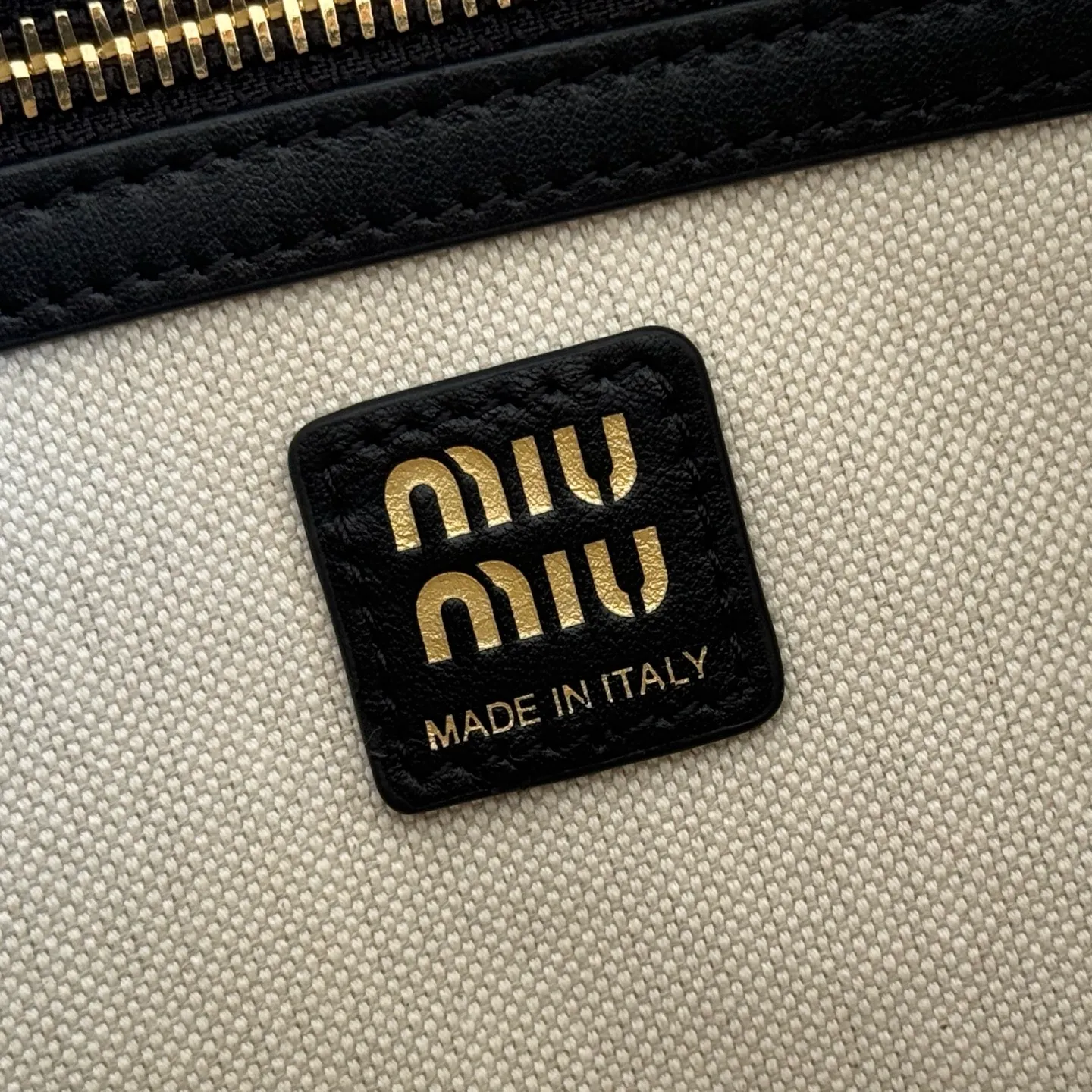 p2200💋💋💋【Full set of counter packaging】5BB179, Miu's new special style second-hand motorcycle bag, made with ultra-heavy craftsmanship, exquisite and soft distressed rubbed lambskin, showing a versatile retro style, multi-pocket elements and exquisite hardware accessories highlight texture and practicality, continuing Miu is eclectic, bold and innovative, with a lazy yet natural and free style. It has a distinctive personality and can handle various styles. It is an excellent choice for work, commuting and traveling. The capacity is quite light. Size: 32X19 X14 cm