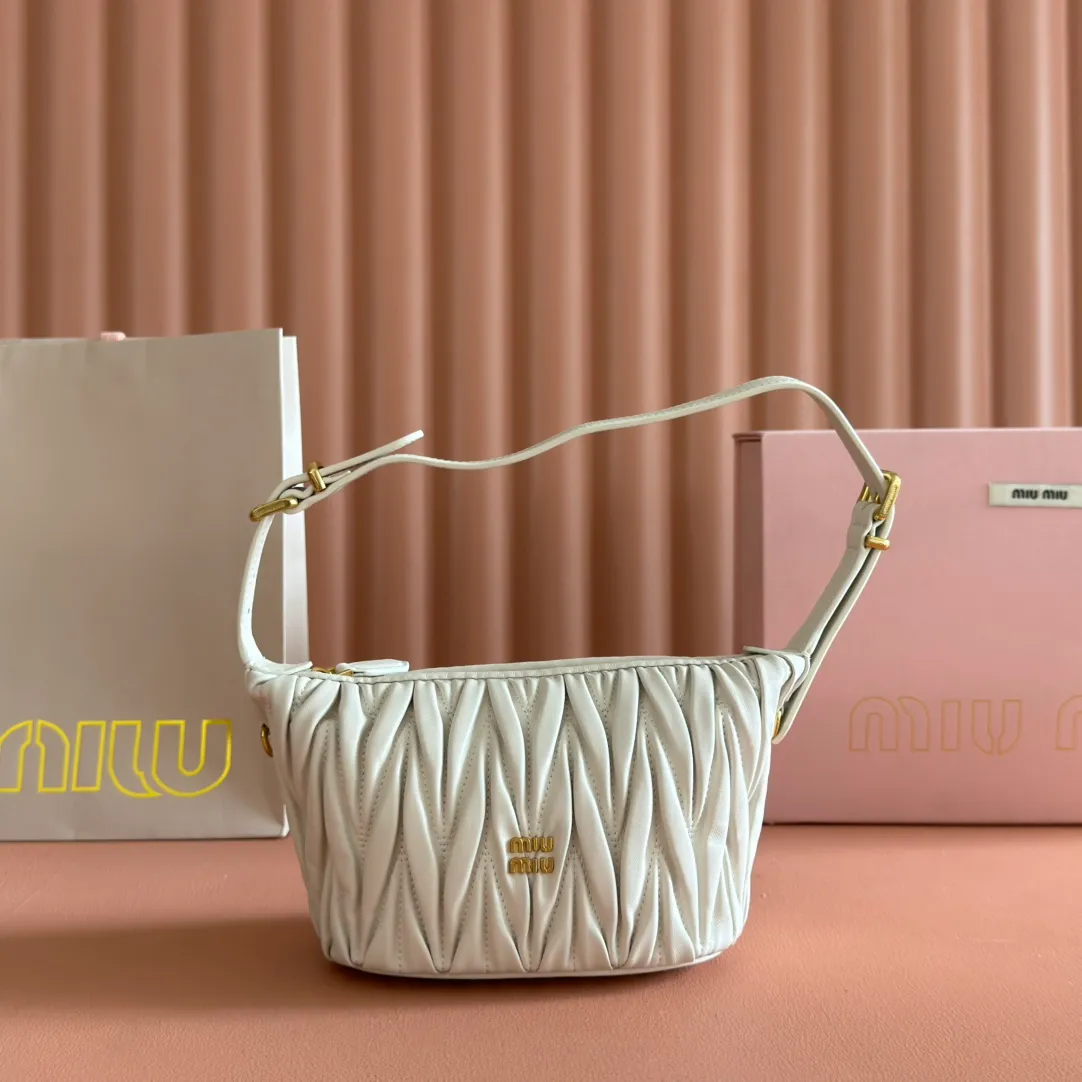 p1400💋💋💋【Configure full counter package】Matelassé Nappa lambskin pouch 5NE026_Miu Miu style symbol - the Matelassé pattern takes on a new look in this clutch bag, practical and functional design, suitable for hand-holding, with precious finishes and metal logo. ●With handle ●Zipper closure·Lined·Metal lettering logo Width: 15cm, Height: 8.5cm, Length: 8cm
