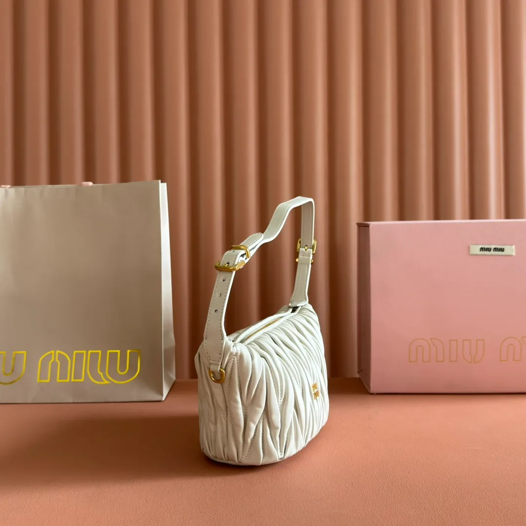 p1400💋💋💋【Configure full counter package】Matelassé Nappa lambskin pouch 5NE026_Miu Miu style symbol - the Matelassé pattern takes on a new look in this clutch bag, practical and functional design, suitable for hand-holding, with precious finishes and metal logo. ●With handle ●Zipper closure·Lined·Metal lettering logo Width: 15cm, Height: 8.5cm, Length: 8cm