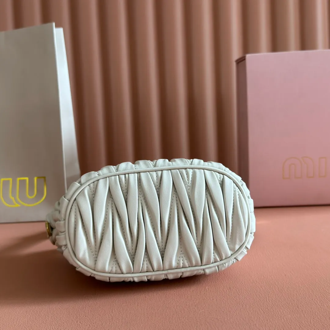 p1400💋💋💋【Configure full counter package】Matelassé Nappa lambskin pouch 5NE026_Miu Miu style symbol - the Matelassé pattern takes on a new look in this clutch bag, practical and functional design, suitable for hand-holding, with precious finishes and metal logo. ●With handle ●Zipper closure·Lined·Metal lettering logo Width: 15cm, Height: 8.5cm, Length: 8cm