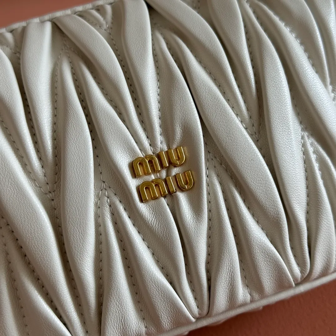 p1400💋💋💋【Configure full counter package】Matelassé Nappa lambskin pouch 5NE026_Miu Miu style symbol - the Matelassé pattern takes on a new look in this clutch bag, practical and functional design, suitable for hand-holding, with precious finishes and metal logo. ●With handle ●Zipper closure·Lined·Metal lettering logo Width: 15cm, Height: 8.5cm, Length: 8cm