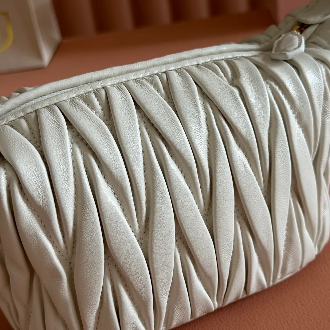 p1400💋💋💋【Configure full counter package】Matelassé Nappa lambskin pouch 5NE026_Miu Miu style symbol - the Matelassé pattern takes on a new look in this clutch bag, practical and functional design, suitable for hand-holding, with precious finishes and metal logo. ●With handle ●Zipper closure·Lined·Metal lettering logo Width: 15cm, Height: 8.5cm, Length: 8cm