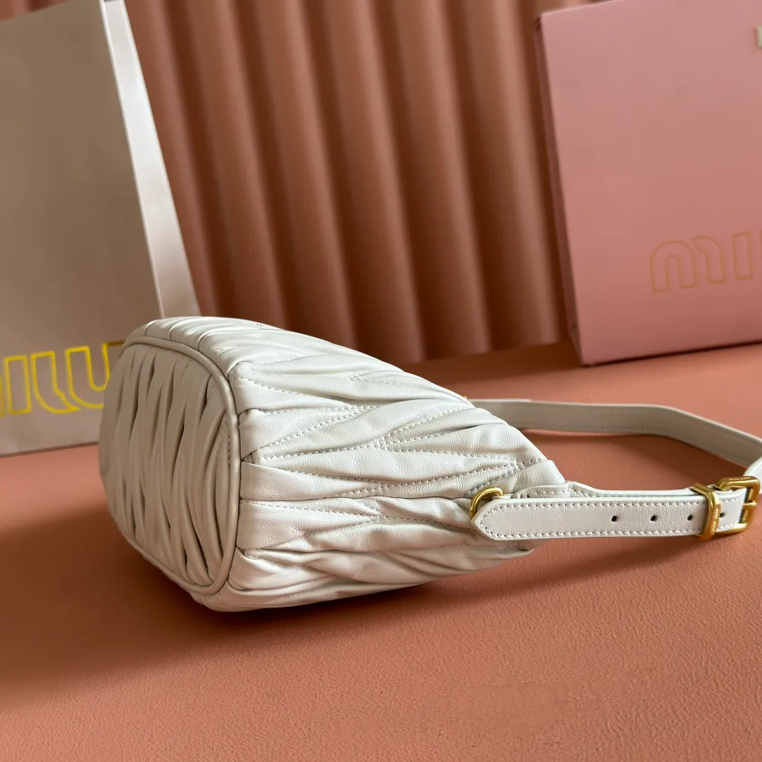 p1400💋💋💋【Configure full counter package】Matelassé Nappa lambskin pouch 5NE026_Miu Miu style symbol - the Matelassé pattern takes on a new look in this clutch bag, practical and functional design, suitable for hand-holding, with precious finishes and metal logo. ●With handle ●Zipper closure·Lined·Metal lettering logo Width: 15cm, Height: 8.5cm, Length: 8cm