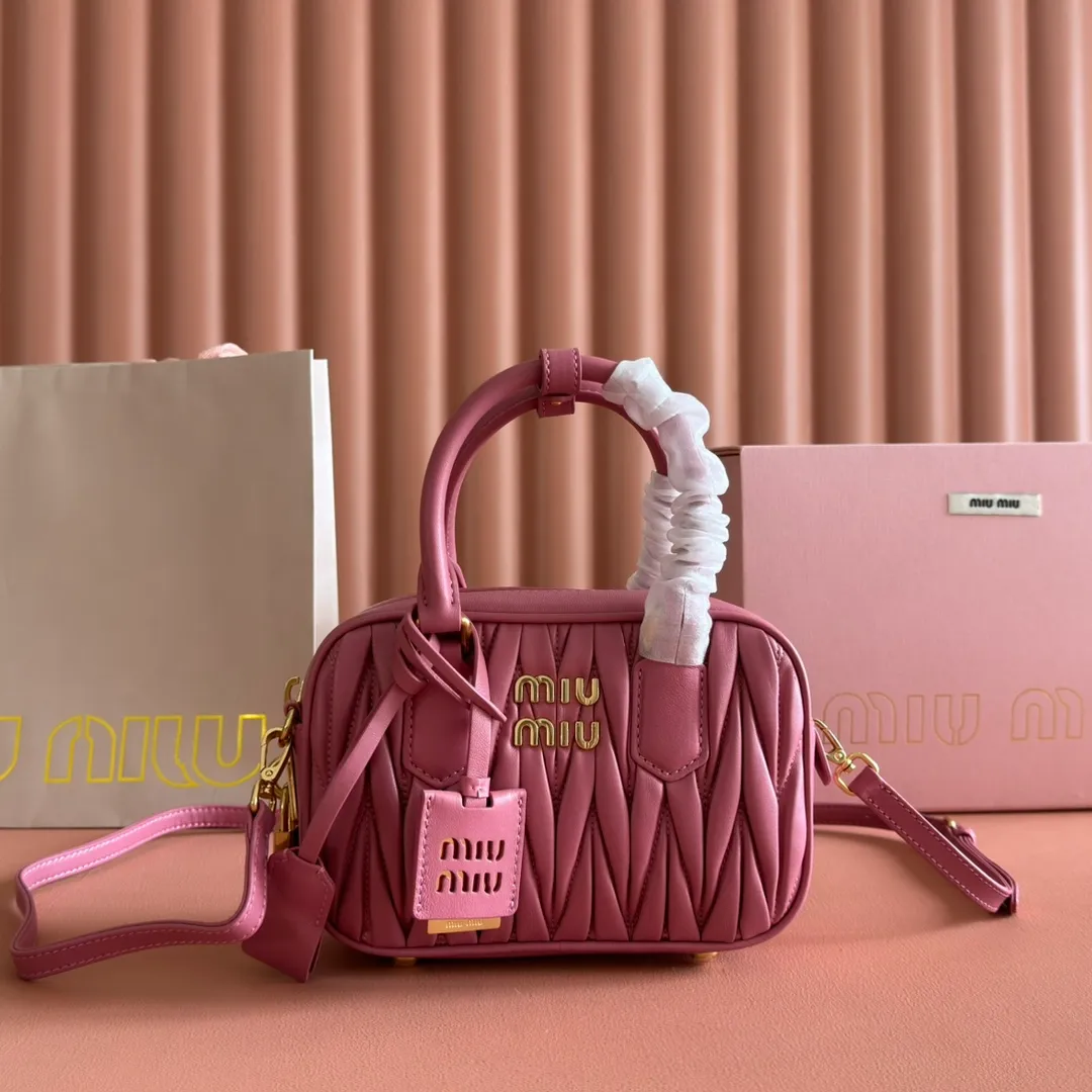 p1800💋💋💋 [Equipped with full set of counter packaging and premium hardware original leather] Arcadie Matelasse sheepskin small (19cm) bowling handbag/crossbody bag ~ Heather sheepskin This handbag uses Matelasse technology, and the three-dimensional texture and exquisite texture bring a new interpretation to the classic silhouette. The front letter logo cleverly echoes the metal hardware, and the exquisite workmanship is outstanding, highlighting a highly recognizable classic style. Dynamic and elegant lines with adjustable and detachable shoulder straps present a practical and versatile design with modern charm. ～Detachable and adjustable shoulder strap ～Zipper closure ～Lined with 2 patch pockets ～With foot studs Size: W19×H13×D6cm No.: 5BB123