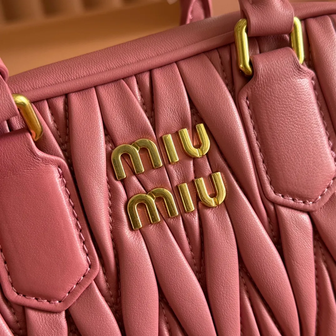 p1800💋💋💋 [Equipped with full set of counter packaging and premium hardware original leather] Arcadie Matelasse sheepskin small (19cm) bowling handbag/crossbody bag ~ Heather sheepskin This handbag uses Matelasse technology, and the three-dimensional texture and exquisite texture bring a new interpretation to the classic silhouette. The front letter logo cleverly echoes the metal hardware, and the exquisite workmanship is outstanding, highlighting a highly recognizable classic style. Dynamic and elegant lines with adjustable and detachable shoulder straps present a practical and versatile design with modern charm. ～Detachable and adjustable shoulder strap ～Zipper closure ～Lined with 2 patch pockets ～With foot studs Size: W19×H13×D6cm No.: 5BB123