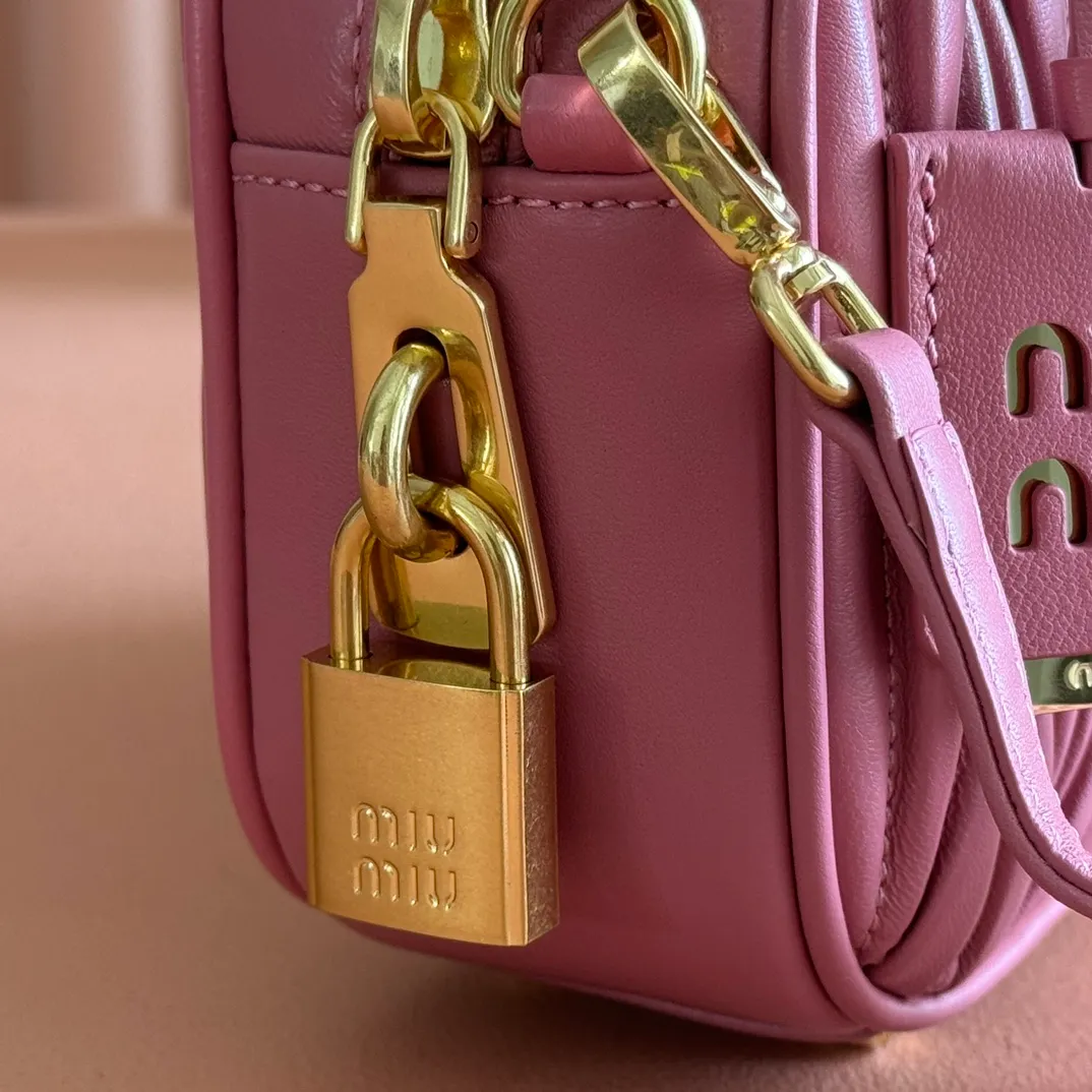 p1800💋💋💋 [Equipped with full set of counter packaging and premium hardware original leather] Arcadie Matelasse sheepskin small (19cm) bowling handbag/crossbody bag ~ Heather sheepskin This handbag uses Matelasse technology, and the three-dimensional texture and exquisite texture bring a new interpretation to the classic silhouette. The front letter logo cleverly echoes the metal hardware, and the exquisite workmanship is outstanding, highlighting a highly recognizable classic style. Dynamic and elegant lines with adjustable and detachable shoulder straps present a practical and versatile design with modern charm. ～Detachable and adjustable shoulder strap ～Zipper closure ～Lined with 2 patch pockets ～With foot studs Size: W19×H13×D6cm No.: 5BB123