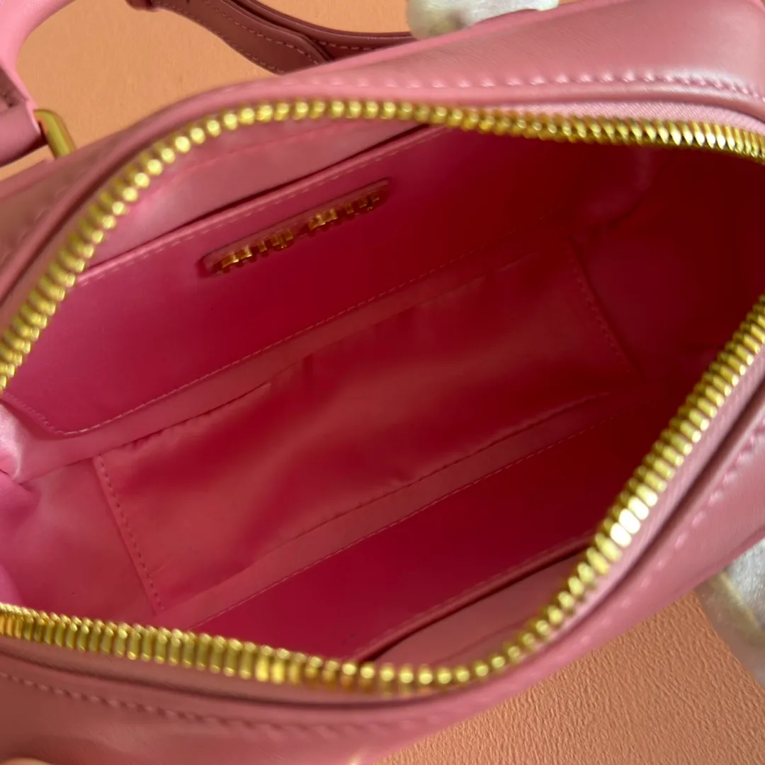 p1800💋💋💋 [Equipped with full set of counter packaging and premium hardware original leather] Arcadie Matelasse sheepskin small (19cm) bowling handbag/crossbody bag ~ Heather sheepskin This handbag uses Matelasse technology, and the three-dimensional texture and exquisite texture bring a new interpretation to the classic silhouette. The front letter logo cleverly echoes the metal hardware, and the exquisite workmanship is outstanding, highlighting a highly recognizable classic style. Dynamic and elegant lines with adjustable and detachable shoulder straps present a practical and versatile design with modern charm. ～Detachable and adjustable shoulder strap ～Zipper closure ～Lined with 2 patch pockets ～With foot studs Size: W19×H13×D6cm No.: 5BB123