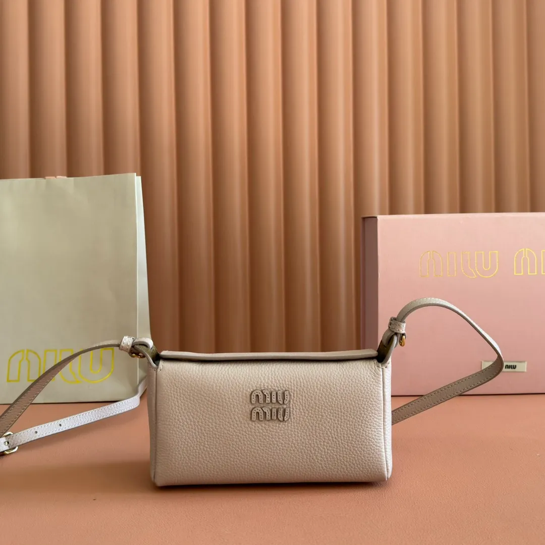 p1300💋💋💋[Original leather configuration counter complete package] 5BE097 Miu Japanese pop-up new crossbody bag, top imported cowhide, high-end leather texture, elegant and retro, soft but not collapsed, casual and lazy temperament, sweet and cool style, hand-sewn leather logo, details are online, suitable for commuting and shopping, practicality MAX, size: 18 X 10X 7cm
