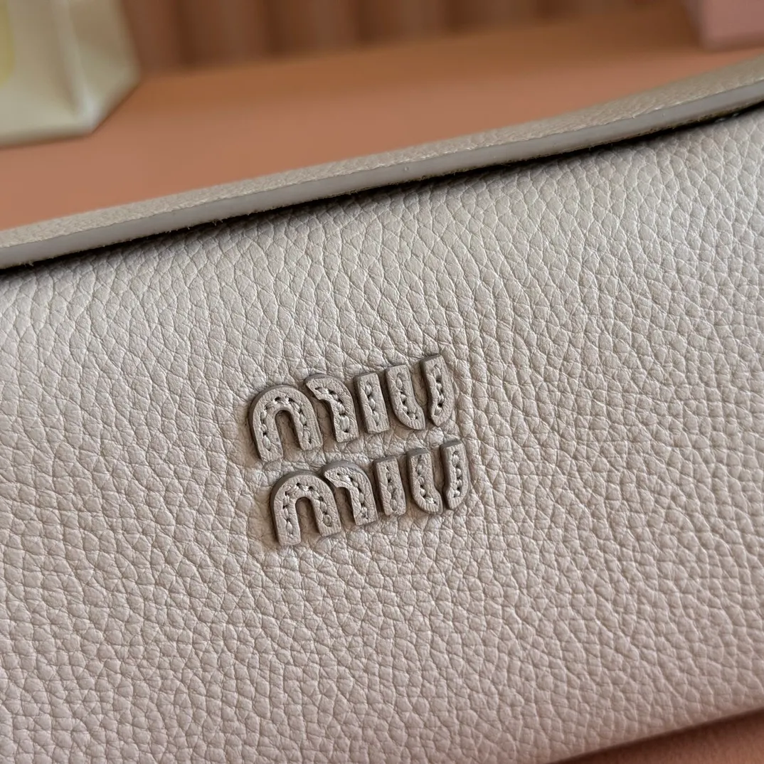 p1300💋💋💋[Original leather configuration counter complete package] 5BE097 Miu Japanese pop-up new crossbody bag, top imported cowhide, high-end leather texture, elegant and retro, soft but not collapsed, casual and lazy temperament, sweet and cool style, hand-sewn leather logo, details are online, suitable for commuting and shopping, practicality MAX, size: 18 X 10X 7cm