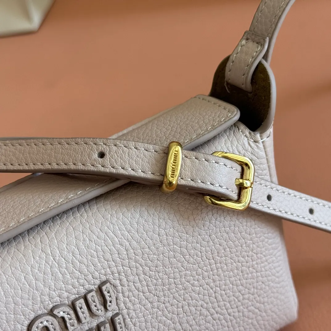 p1300💋💋💋[Original leather configuration counter complete package] 5BE097 Miu Japanese pop-up new crossbody bag, top imported cowhide, high-end leather texture, elegant and retro, soft but not collapsed, casual and lazy temperament, sweet and cool style, hand-sewn leather logo, details are online, suitable for commuting and shopping, practicality MAX, size: 18 X 10X 7cm