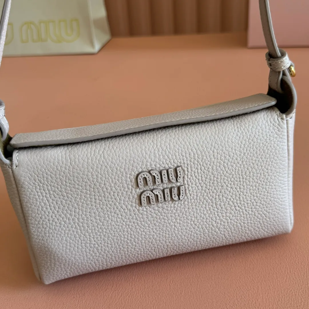 p1300💋💋💋[Original leather configuration counter complete package] 5BE097 Miu Japanese pop-up new crossbody bag, top imported cowhide, high-end leather texture, elegant and retro, soft but not collapsed, casual and lazy temperament, sweet and cool style, hand-sewn leather logo, details are online, suitable for commuting and shopping, practicality MAX, size: 18 X 10X 7cm