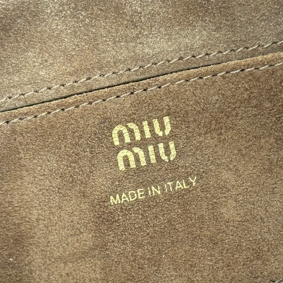 p1300💋💋💋[Original leather configuration counter complete package] 5BE097 Miu Japanese pop-up new crossbody bag, top imported cowhide, high-end leather texture, elegant and retro, soft but not collapsed, casual and lazy temperament, sweet and cool style, hand-sewn leather logo, details are online, suitable for commuting and shopping, practicality MAX, size: 18 X 10X 7cm