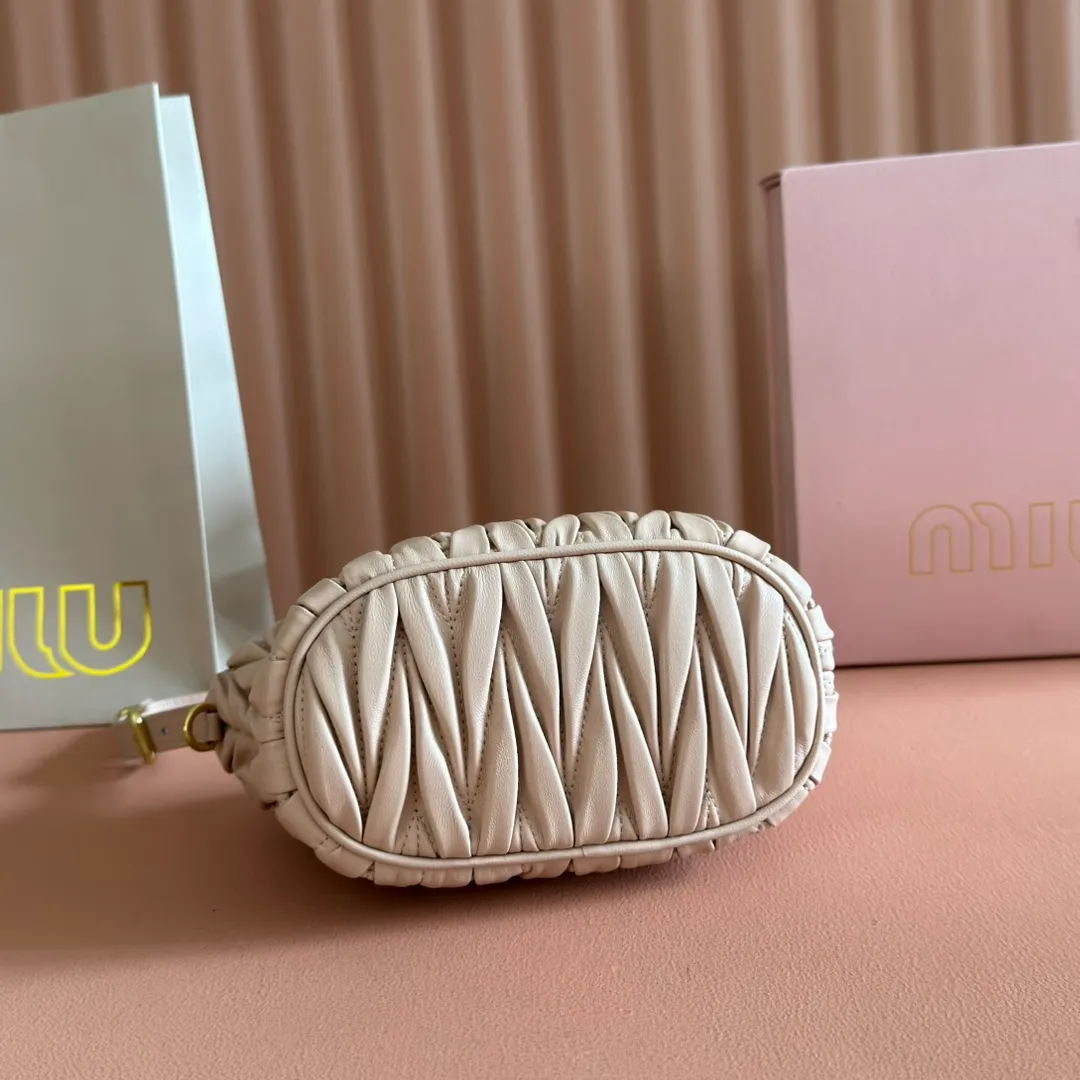 p1400💋💋💋【Configure full counter package】Matelassé Nappa lambskin pouch 5NE026_Miu Miu style symbol - the Matelassé pattern takes on a new look in this clutch bag, practical and functional design, suitable for hand-holding, with precious finishes and metal logo. ●With handle ●Zipper closure·Lined·Metal lettering logo Width: 15cm, Height: 8.5cm, Length: 8cm