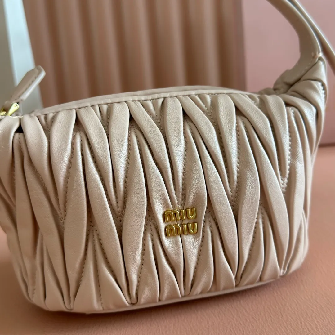 p1400💋💋💋【Configure full counter package】Matelassé Nappa lambskin pouch 5NE026_Miu Miu style symbol - the Matelassé pattern takes on a new look in this clutch bag, practical and functional design, suitable for hand-holding, with precious finishes and metal logo. ●With handle ●Zipper closure·Lined·Metal lettering logo Width: 15cm, Height: 8.5cm, Length: 8cm