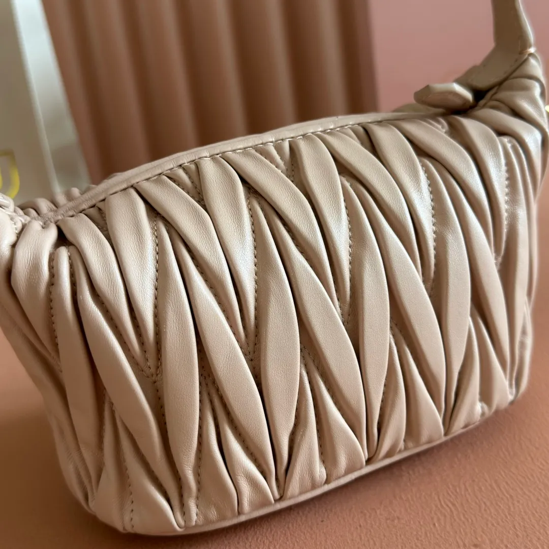 p1400💋💋💋【Configure full counter package】Matelassé Nappa lambskin pouch 5NE026_Miu Miu style symbol - the Matelassé pattern takes on a new look in this clutch bag, practical and functional design, suitable for hand-holding, with precious finishes and metal logo. ●With handle ●Zipper closure·Lined·Metal lettering logo Width: 15cm, Height: 8.5cm, Length: 8cm