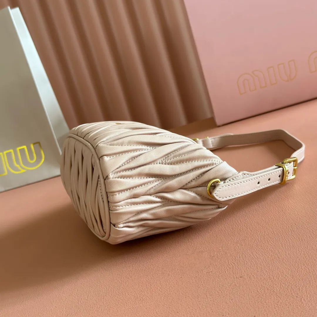 p1400💋💋💋【Configure full counter package】Matelassé Nappa lambskin pouch 5NE026_Miu Miu style symbol - the Matelassé pattern takes on a new look in this clutch bag, practical and functional design, suitable for hand-holding, with precious finishes and metal logo. ●With handle ●Zipper closure·Lined·Metal lettering logo Width: 15cm, Height: 8.5cm, Length: 8cm