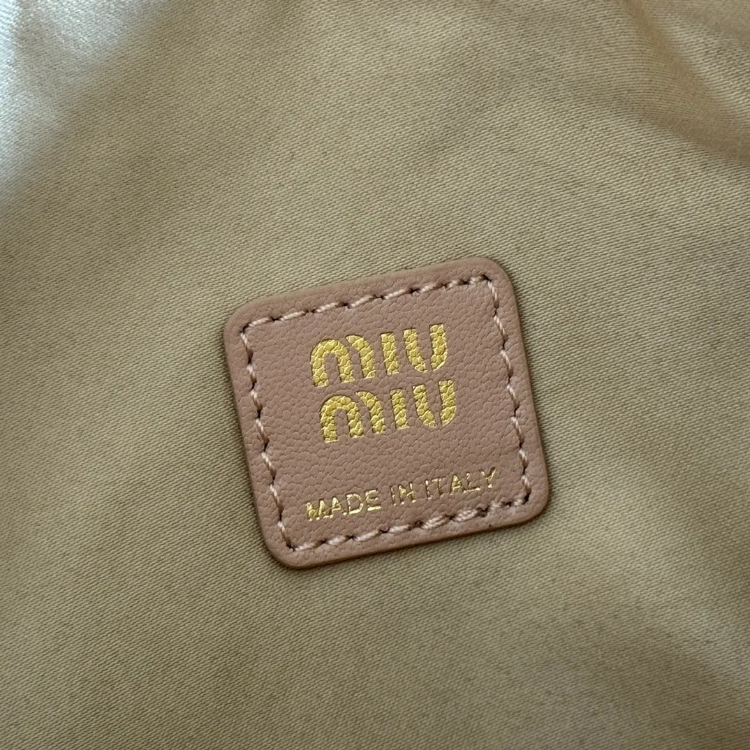 p1400💋💋💋【Configure full counter package】Matelassé Nappa lambskin pouch 5NE026_Miu Miu style symbol - the Matelassé pattern takes on a new look in this clutch bag, practical and functional design, suitable for hand-holding, with precious finishes and metal logo. ●With handle ●Zipper closure·Lined·Metal lettering logo Width: 15cm, Height: 8.5cm, Length: 8cm