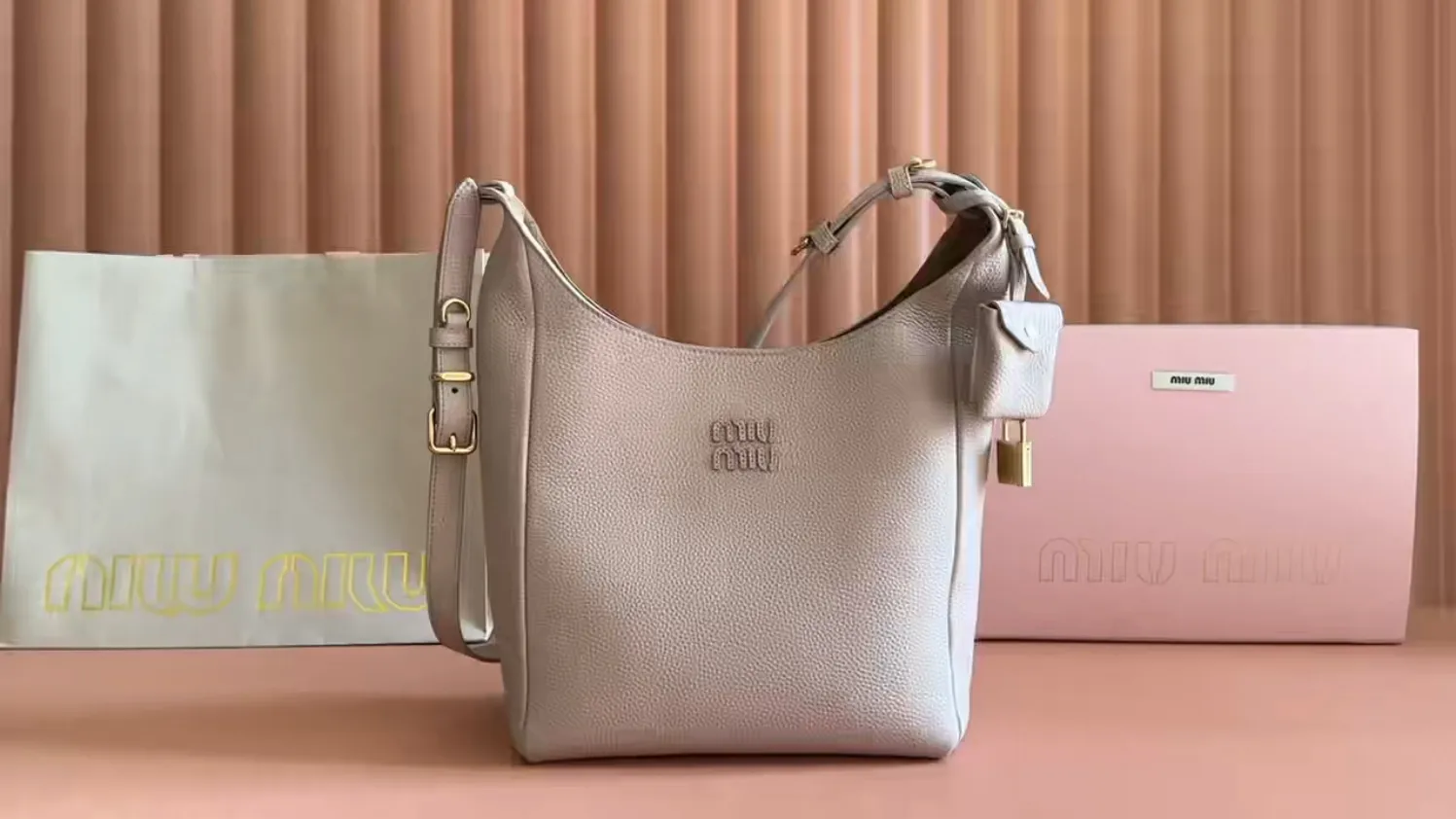 p1700💋💋💋【Special grade hardware original leather configuration counter full set packaging】25ss autumn and winter Isetan limited series Hobo's Isetan limited series, which is still indispensable in autumn and winter, has occupied a place in the fashion circle! The new Hobo bag has a unique design. The leather is soft and the grain is more wear-resistant and durable. The slender bag body increases the storage capacity. The adjustable shoulder strap supports one-shoulder cross-body wear. You can adjust it at will without worrying about height and weight. The bag is also equipped with a card holder padlock to increase the overall fashion sense. The multi-layer suction buckle design inside is strong and safe, suitable for commuting and travel✈️ Size: W23×H32×D12cm No.: 5BB098