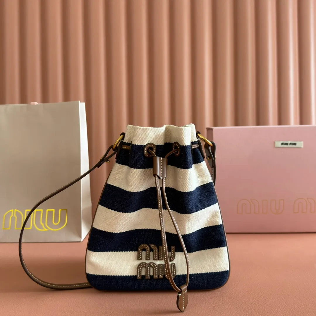 p960💋💋💋 [Configured with full set of counter packaging] 5ND016 new lucky bag striped bag, custom-made raffia imported from Japan, non-common PP grass on the market, the material is the same, the overall bag is small and exquisite, with a leather shoulder strap for better practicality, it can be carried in the hand or under the armpit when going out in summer, size: 20 X 23 cm