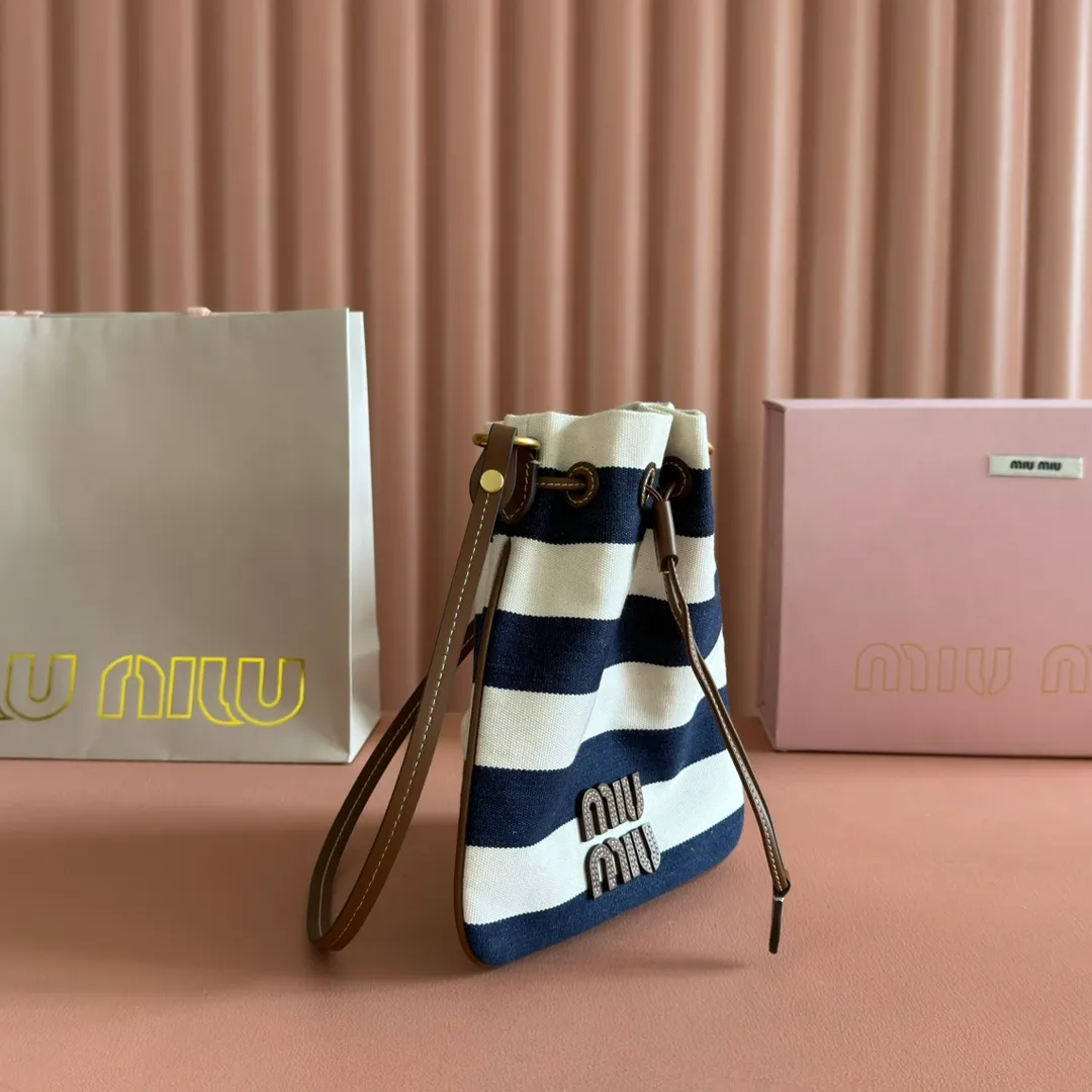 p960💋💋💋 [Configured with full set of counter packaging] 5ND016 new lucky bag striped bag, custom-made raffia imported from Japan, non-common PP grass on the market, the material is the same, the overall bag is small and exquisite, with a leather shoulder strap for better practicality, it can be carried in the hand or under the armpit when going out in summer, size: 20 X 23 cm