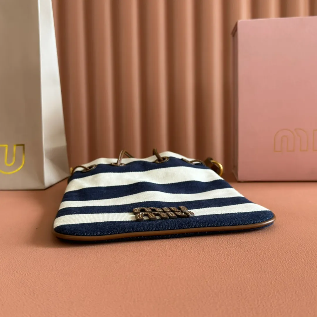 p960💋💋💋 [Configured with full set of counter packaging] 5ND016 new lucky bag striped bag, custom-made raffia imported from Japan, non-common PP grass on the market, the material is the same, the overall bag is small and exquisite, with a leather shoulder strap for better practicality, it can be carried in the hand or under the armpit when going out in summer, size: 20 X 23 cm