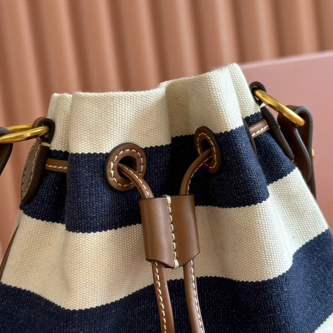 p960💋💋💋 [Configured with full set of counter packaging] 5ND016 new lucky bag striped bag, custom-made raffia imported from Japan, non-common PP grass on the market, the material is the same, the overall bag is small and exquisite, with a leather shoulder strap for better practicality, it can be carried in the hand or under the armpit when going out in summer, size: 20 X 23 cm