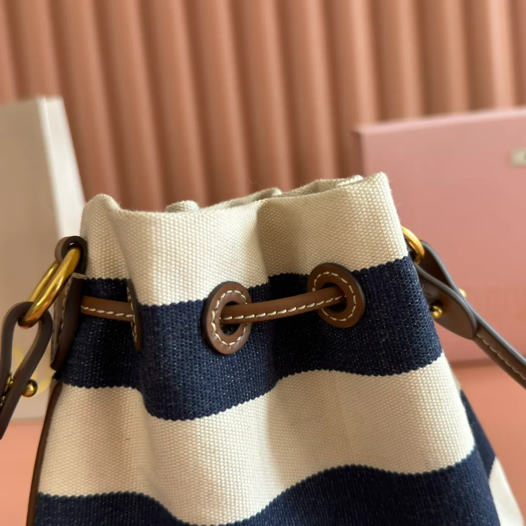 p960💋💋💋 [Configured with full set of counter packaging] 5ND016 new lucky bag striped bag, custom-made raffia imported from Japan, non-common PP grass on the market, the material is the same, the overall bag is small and exquisite, with a leather shoulder strap for better practicality, it can be carried in the hand or under the armpit when going out in summer, size: 20 X 23 cm