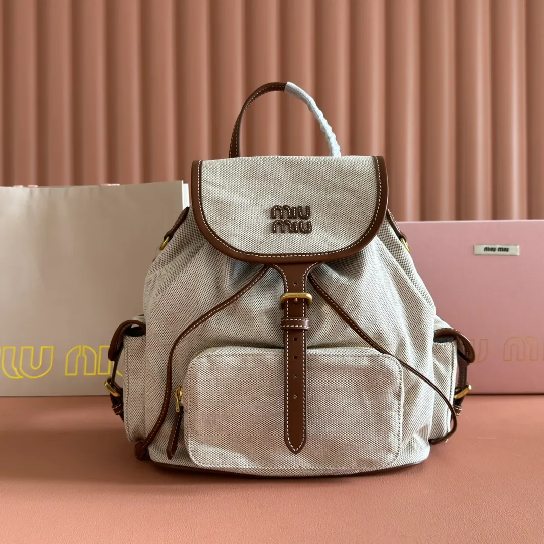 p1660. 💋💋💋【Configured with full package at counter】MIU Home new product college style backpack, the perfect combination of canvas and imported calfskin, thick wear-resistant linen blend lining, adopts a casual design style, fashionable, simple and advanced, combined with exquisite handcrafts, adding multiple pockets for storage, the shoulder strap and hand bag can be freely converted, which is a great convenience Improved practicality, it is simply a tool for dressing. It can be worn with jeans, shirts or various casual sportswear. It is a very good item to wear, especially the capacity is large enough and it is light and easy to use. I highly recommend it. Model: 5bz042, size 29.5x25x12.5cm