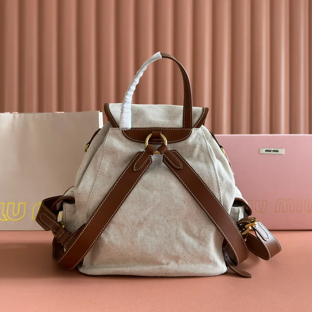 p1660. 💋💋💋【Configured with full package at counter】MIU Home new product college style backpack, the perfect combination of canvas and imported calfskin, thick wear-resistant linen blend lining, adopts a casual design style, fashionable, simple and advanced, combined with exquisite handcrafts, adding multiple pockets for storage, the shoulder strap and hand bag can be freely converted, which is a great convenience Improved practicality, it is simply a tool for dressing. It can be worn with jeans, shirts or various casual sportswear. It is a very good item to wear, especially the capacity is large enough and it is light and easy to use. I highly recommend it. Model: 5bz042, size 29.5x25x12.5cm