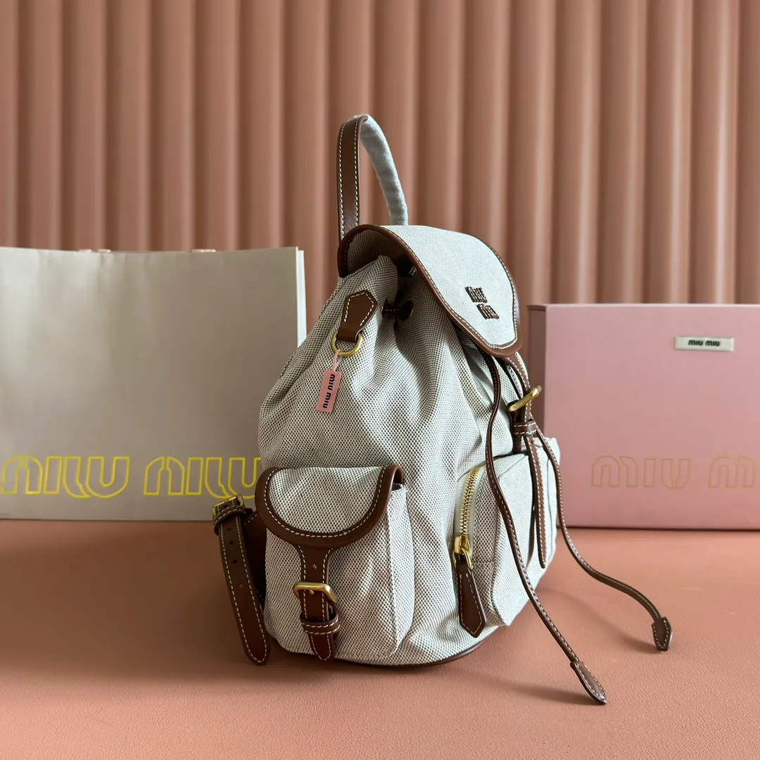 p1660. 💋💋💋【Configured with full package at counter】MIU Home new product college style backpack, the perfect combination of canvas and imported calfskin, thick wear-resistant linen blend lining, adopts a casual design style, fashionable, simple and advanced, combined with exquisite handcrafts, adding multiple pockets for storage, the shoulder strap and hand bag can be freely converted, which is a great convenience Improved practicality, it is simply a tool for dressing. It can be worn with jeans, shirts or various casual sportswear. It is a very good item to wear, especially the capacity is large enough and it is light and easy to use. I highly recommend it. Model: 5bz042, size 29.5x25x12.5cm