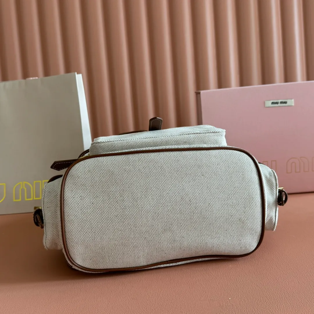 p1660. 💋💋💋【Configured with full package at counter】MIU Home new product college style backpack, the perfect combination of canvas and imported calfskin, thick wear-resistant linen blend lining, adopts a casual design style, fashionable, simple and advanced, combined with exquisite handcrafts, adding multiple pockets for storage, the shoulder strap and hand bag can be freely converted, which is a great convenience Improved practicality, it is simply a tool for dressing. It can be worn with jeans, shirts or various casual sportswear. It is a very good item to wear, especially the capacity is large enough and it is light and easy to use. I highly recommend it. Model: 5bz042, size 29.5x25x12.5cm