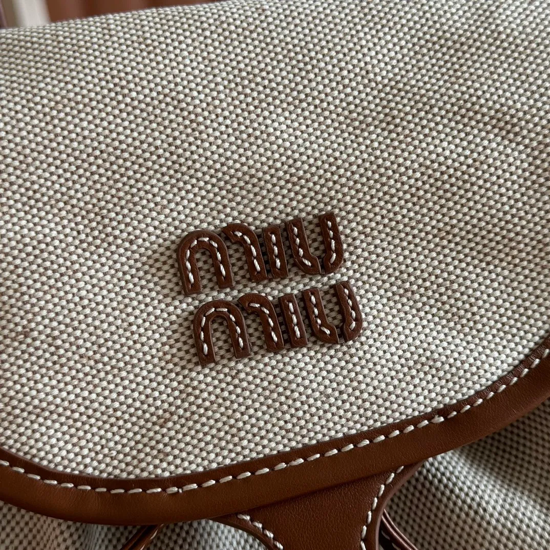 p1660. 💋💋💋【Configured with full package at counter】MIU Home new product college style backpack, the perfect combination of canvas and imported calfskin, thick wear-resistant linen blend lining, adopts a casual design style, fashionable, simple and advanced, combined with exquisite handcrafts, adding multiple pockets for storage, the shoulder strap and hand bag can be freely converted, which is a great convenience Improved practicality, it is simply a tool for dressing. It can be worn with jeans, shirts or various casual sportswear. It is a very good item to wear, especially the capacity is large enough and it is light and easy to use. I highly recommend it. Model: 5bz042, size 29.5x25x12.5cm