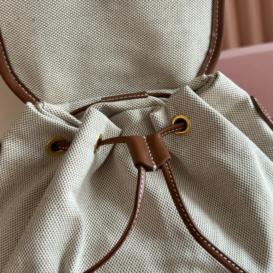 p1660. 💋💋💋【Configured with full package at counter】MIU Home new product college style backpack, the perfect combination of canvas and imported calfskin, thick wear-resistant linen blend lining, adopts a casual design style, fashionable, simple and advanced, combined with exquisite handcrafts, adding multiple pockets for storage, the shoulder strap and hand bag can be freely converted, which is a great convenience Improved practicality, it is simply a tool for dressing. It can be worn with jeans, shirts or various casual sportswear. It is a very good item to wear, especially the capacity is large enough and it is light and easy to use. I highly recommend it. Model: 5bz042, size 29.5x25x12.5cm