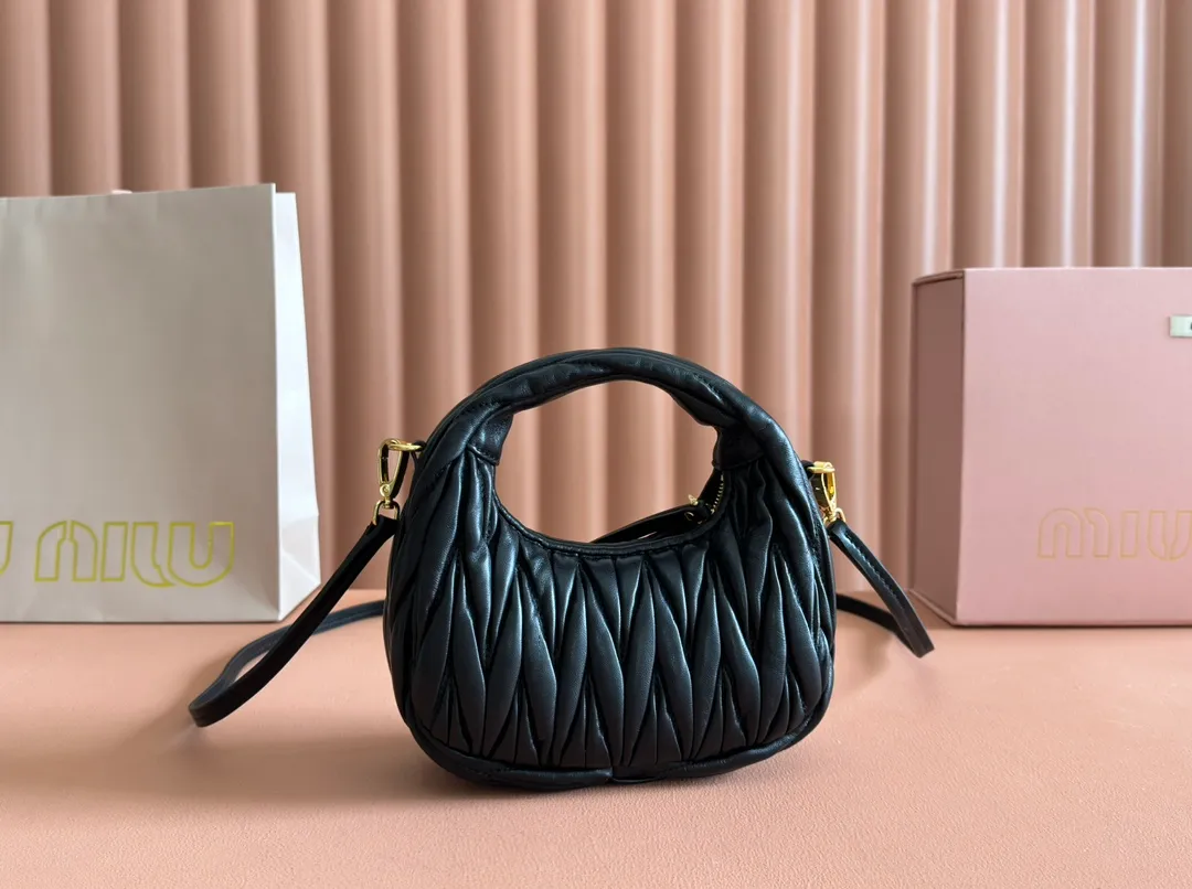 p1460💋💋💋 Equipped with a full set of packaging at the counter [Special grade hardware original leather] Wander Matelasse sheepskin Hobo mini handbag/crossbody bag ~ The black sheepskin Wander handbag has become one of the classic accessories. This mini handbag is made of Matalasse sheep leather, using exquisite craftsmanship to create a three-dimensional effect, showing exquisite elegance. Presenting the Hobo bag style, blending retro style and modern elegance, it has become a new synonym for modern femininity. ～Golden hardware ～Zipper closure ～Metal lettering logo on the front ～Cotton satin lining Size: W17.5×H14×D5.5cm Number: 5BP156